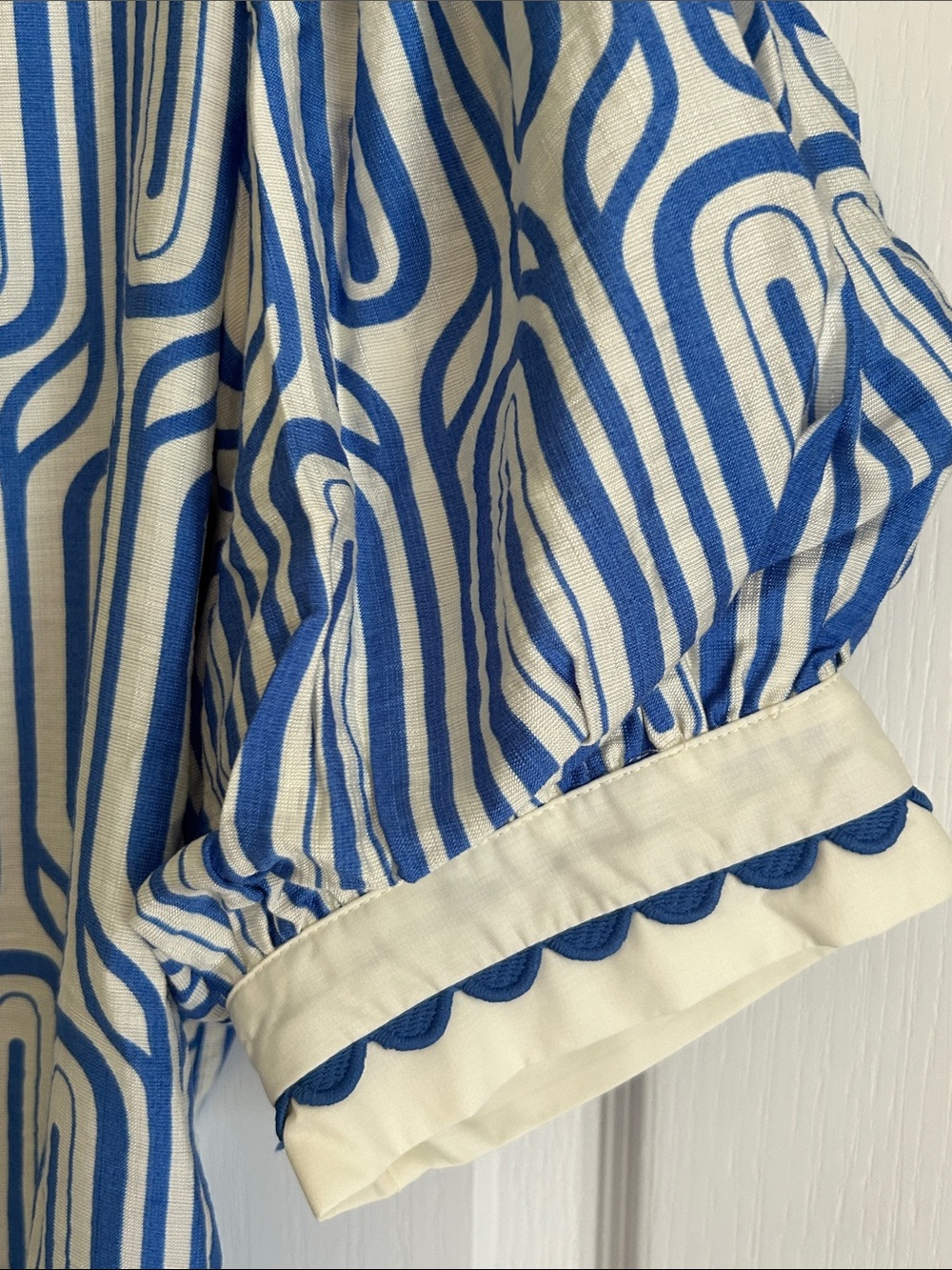 Entro Blue Geometric V-Neck Short Sleeve Top - NWT Small - Picture 5 of 6
